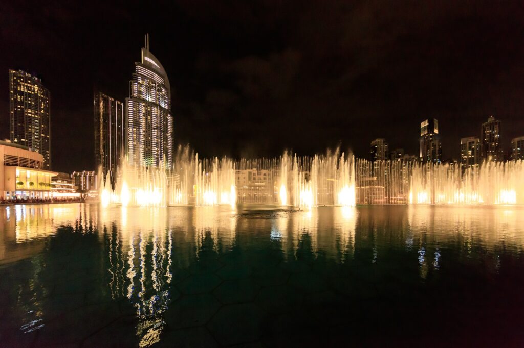 dancing fountains in Dubai in night time